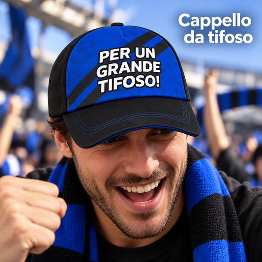 CAPPELLO C/VISIERA NERO AZZURRO – immagine ambientata